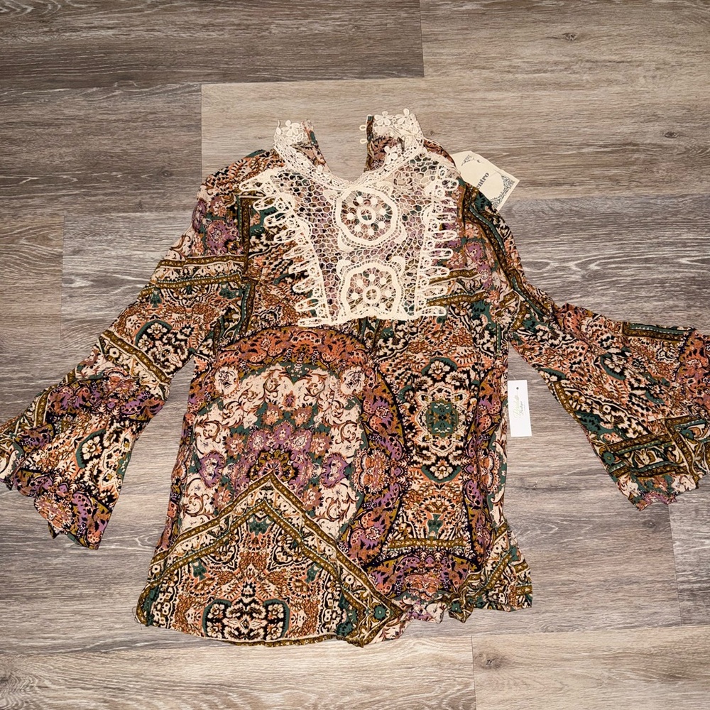 Size S, NEW Entero Boutique 3/4 Bell Sleeve Lace Flowy shirt